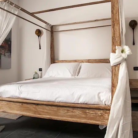 Seven Maze Charming House Bed & Breakfast 2*