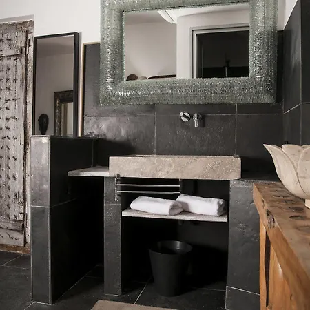 Seven Maze Charming House Bed & Breakfast 2*